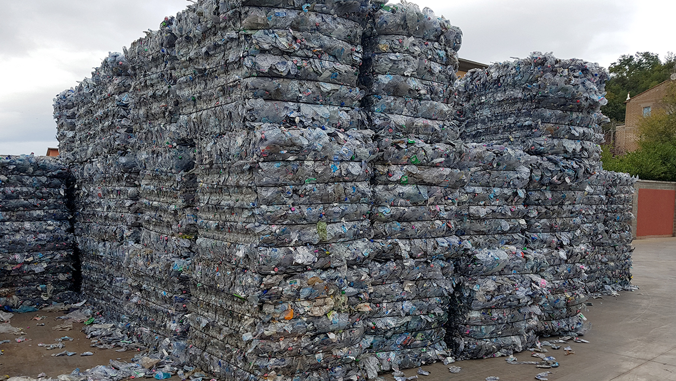 Recycled PET bales with metal wires