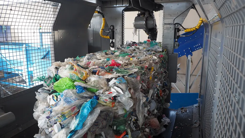 Sull'immagine: Disboscamento che apre una balla di PET