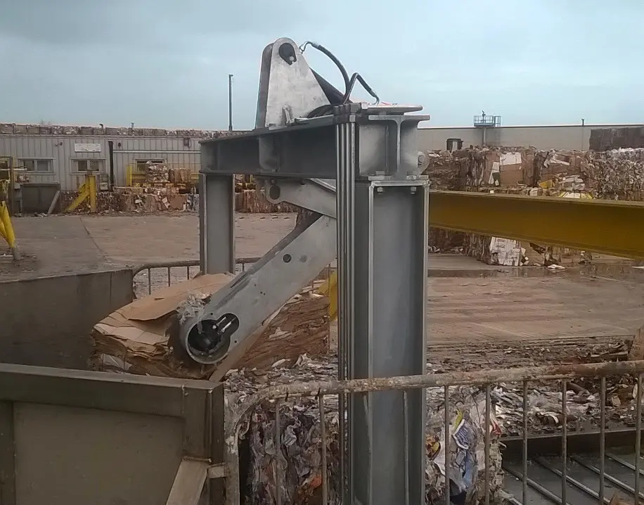 Auf dem Bild: CW-Rotationsschneider schneidet OCC-Ballen