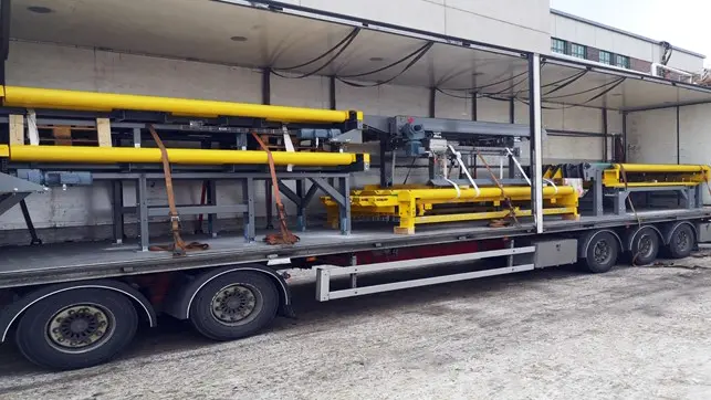 Una volta completati i test, la linea di confezionamento dei cartoni è pronta per essere spedita nella sua nuova sede.