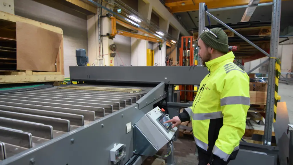 Linea di confezionamento dei pannelli CW_chiusura_lavoratore_assemblaggio_2