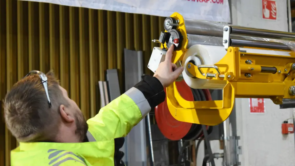 Linea di confezionamento dei pannelli CW_chiusura_lavoratore_assemblaggio_3