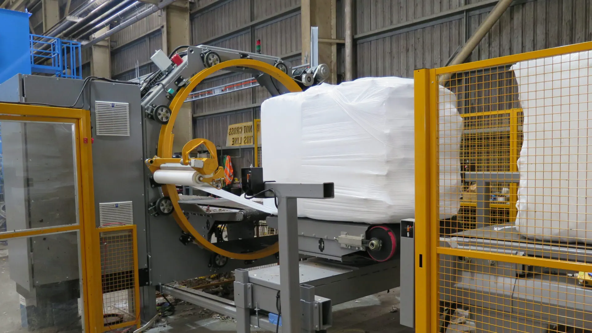 Cross Wrap Bale Wrapper wrapping waste bales