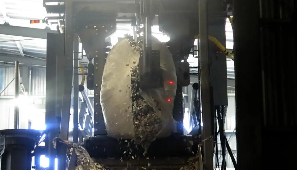 Nell'immagine: Apriballe che apre le balle SRF in Argentina