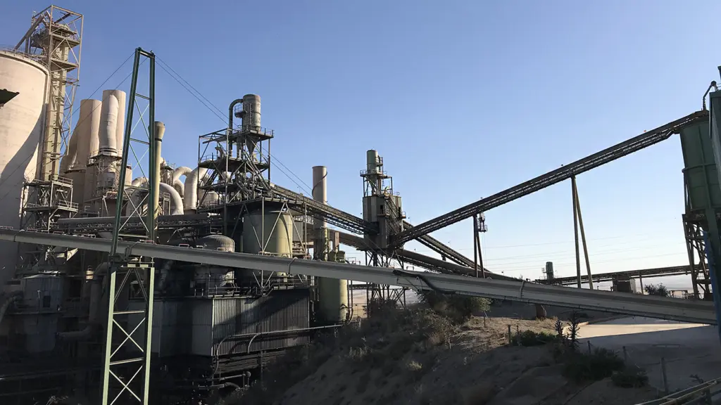 Su Immagine: Fabbrica di cemento LafargeHolcim