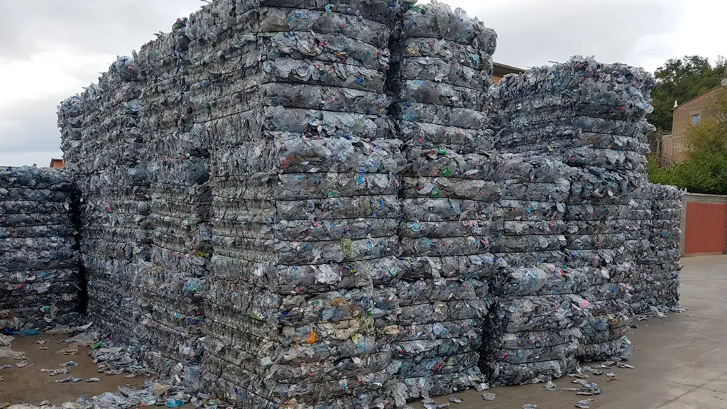 Balle di PET riciclato con fili metallici