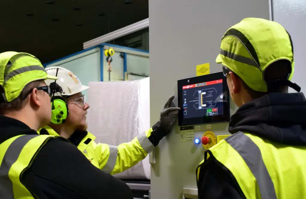 Su Imagine: team di automazione che guarda le impostazioni della macchina su uno schermo