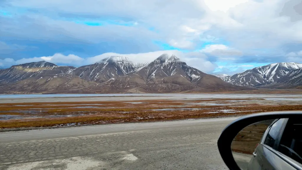 Nell'immagine: la vista sulle montagne delle Svalbard ripresa dal finestrino dell'auto mentre ci rechiamo dal cliente