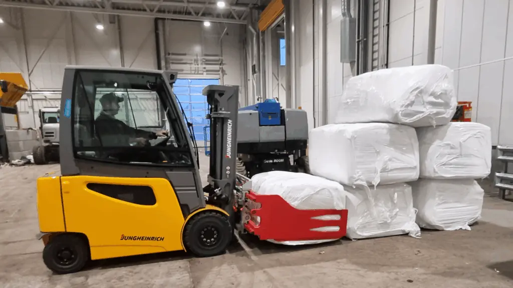 Nell'immagine: camion che carica balle quadrate presso l'impianto di riciclaggio di Svalbard