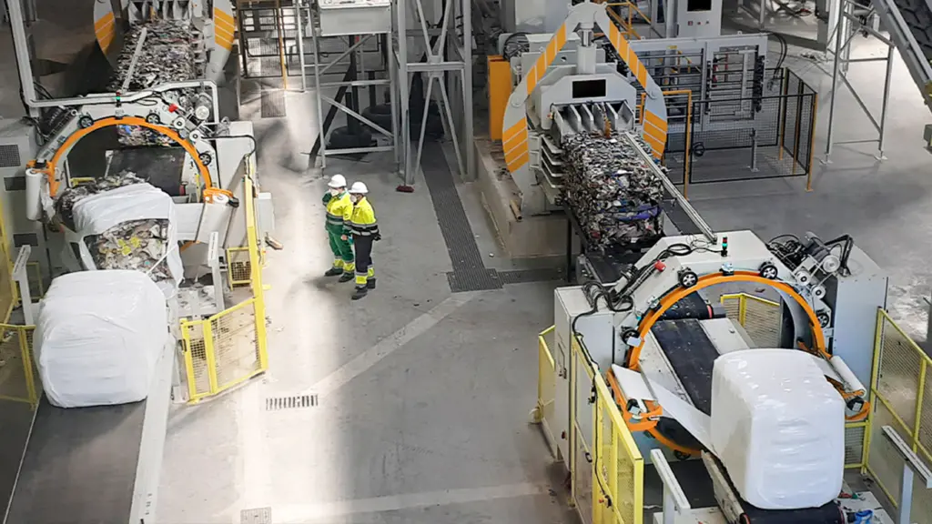 Due confezionatrici CW 2200 nel processo di avvolgimento dei rifiuti