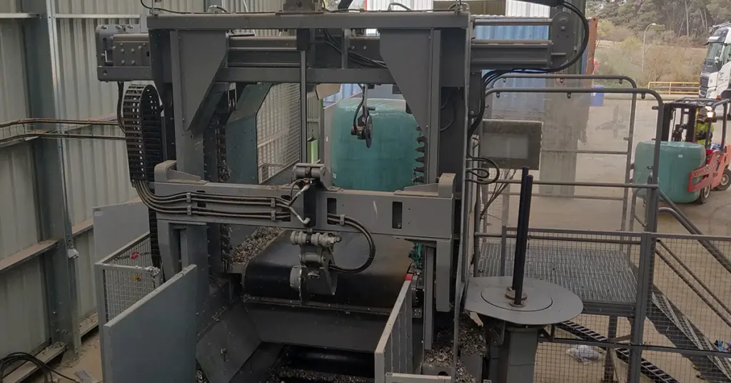 Nell'immagine: Macchina per l'apertura di balle rotonde. L'apriballe è adatto all'apertura di balle rettangolari e rotonde.