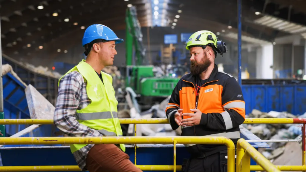 Sorpa Iceland reference case with Cross Wrap. Two operators talking to each other.