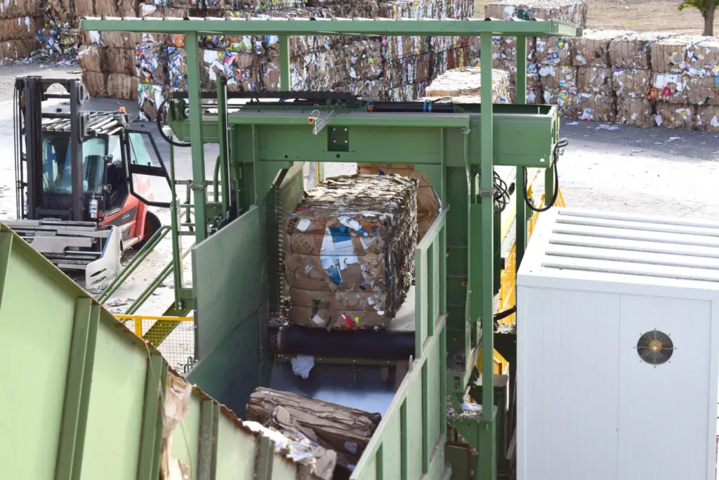 On Image: Dewiring side cutting machine for paper bales