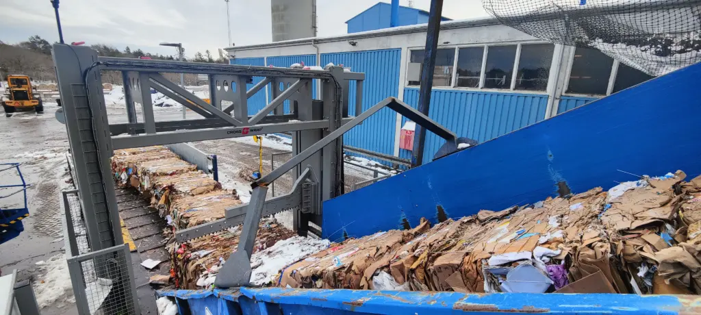 Su immagine: Taglierina lineare per balle di cartone