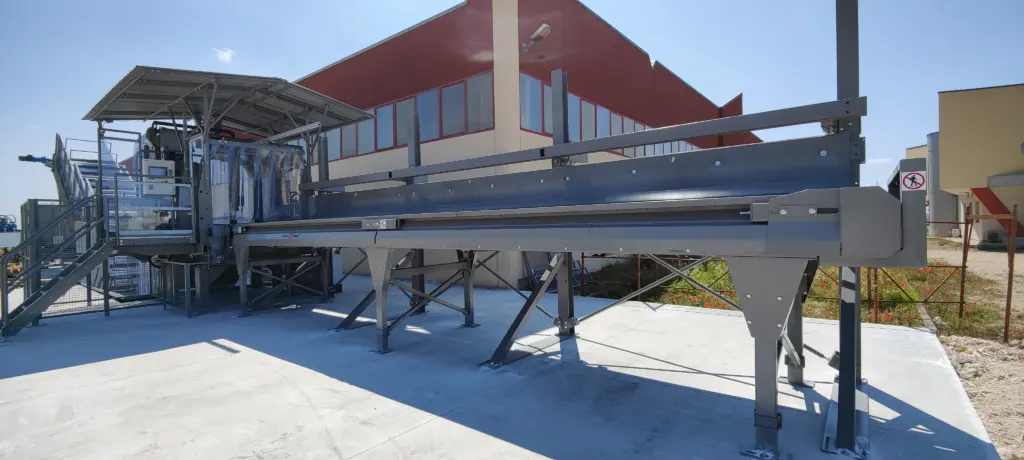 On Image: Installed Dewiring machine standing outside