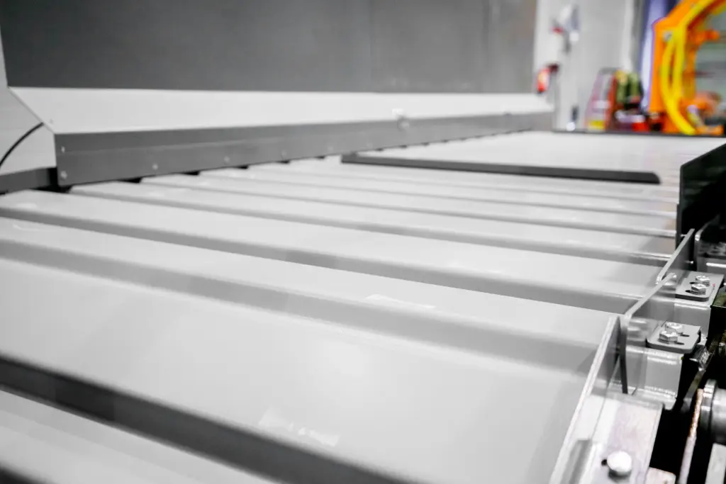 On Image: Chain belt conveyor in production